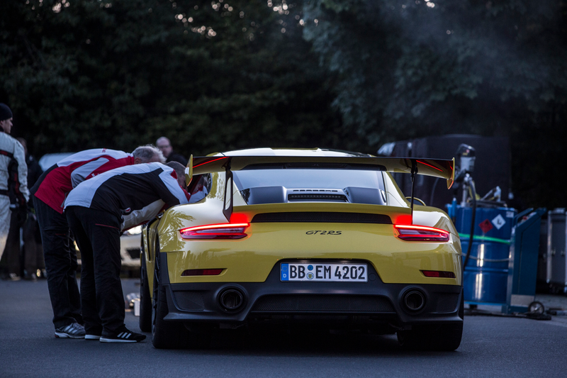 Illustration for article titled Porsche 911 GT2 RS Drops A Lambo-Crushing Record 6:47.3 Nürburgring Time